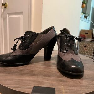 Black-heeled boot size 9